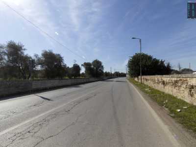 Qui, lasciatisi alle spalle i capannoni del centro commerciale e imboccata l�antica strada rurale...